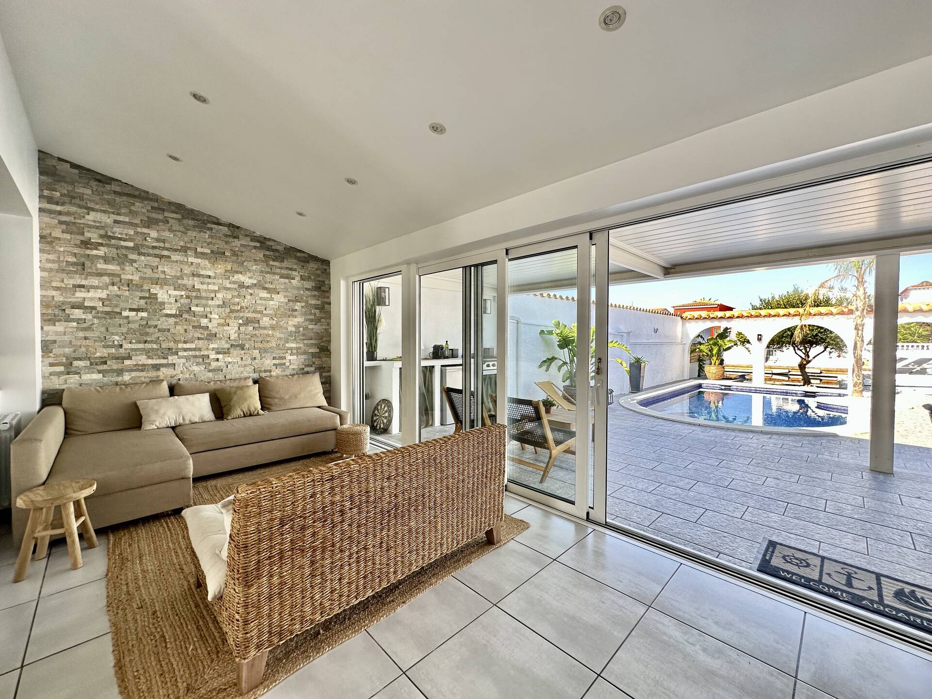 Magnificent villa on one level with pool and mooring for sale in Empuriabrava