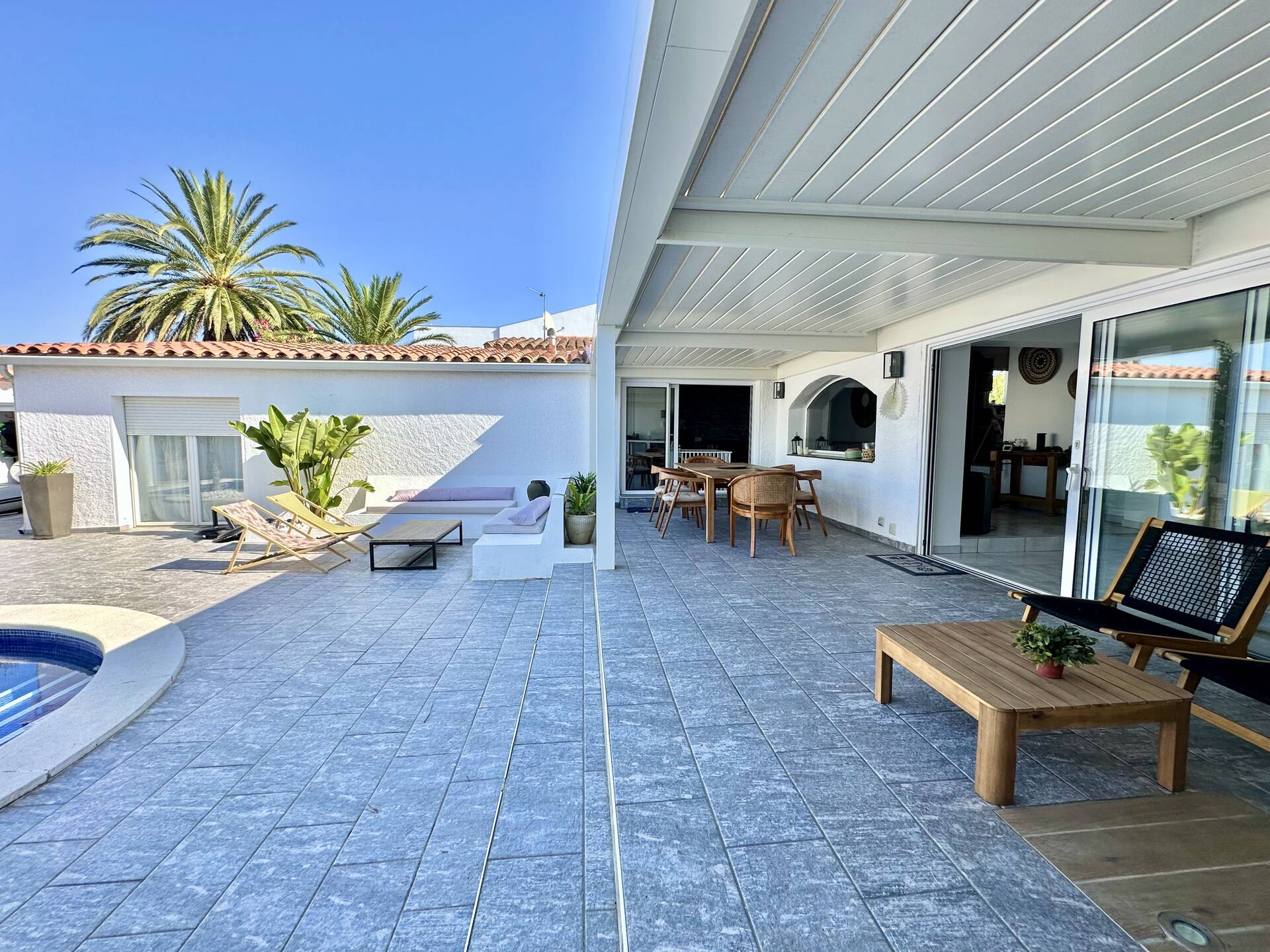 Magnificent villa on one level with pool and mooring for sale in Empuriabrava