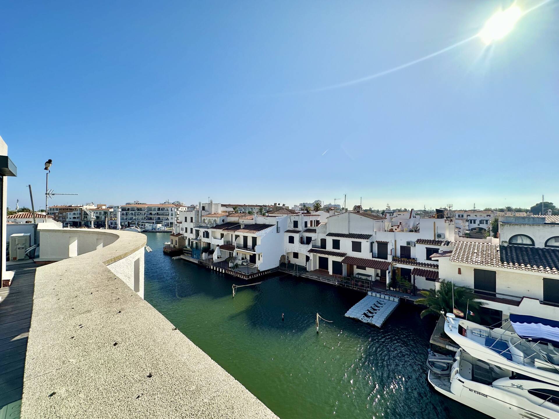 Lujosa casa con amarre antes de los puentes en Empuriabrava