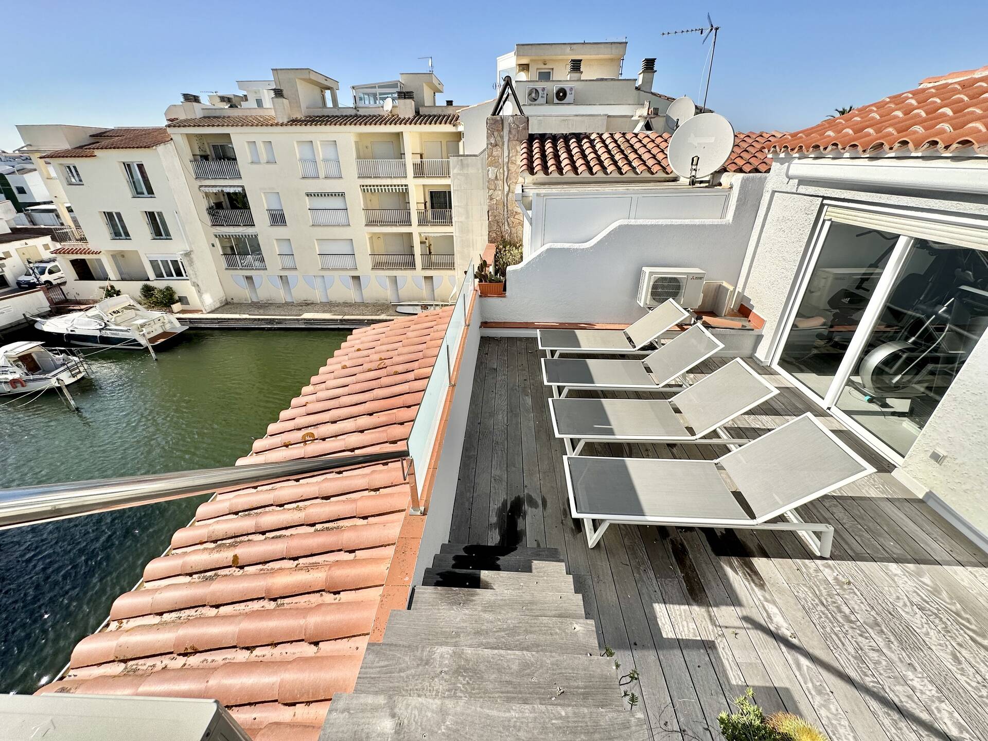 Luxueuse maison avec amarre avant les ponts à Empuriabrava