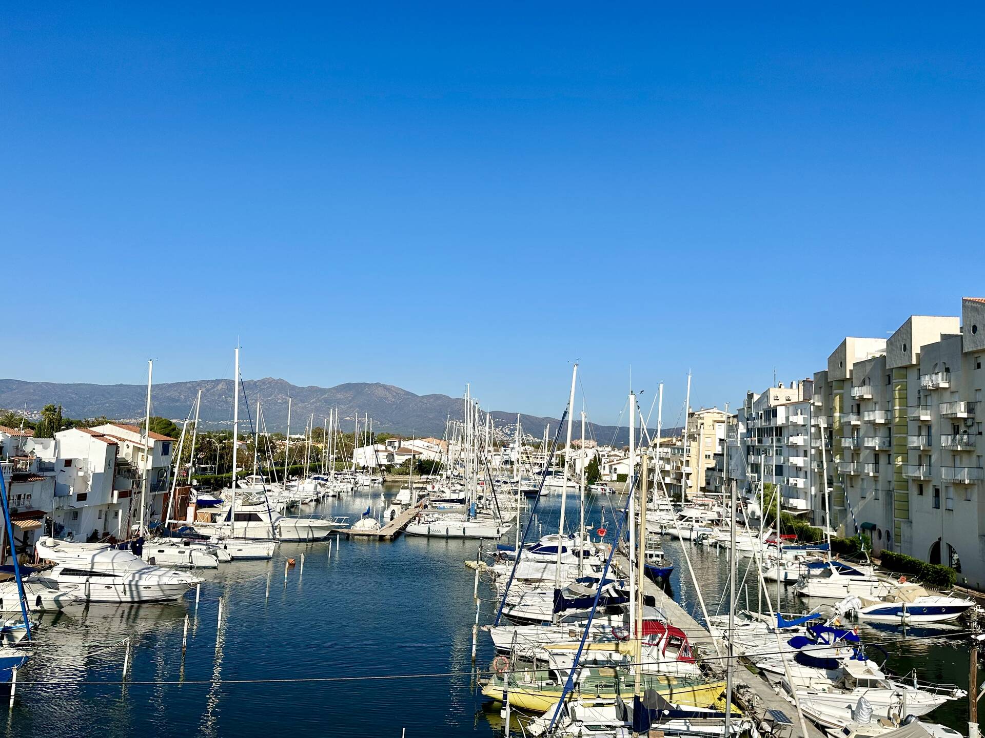 Luxosa casa amb amarratge abans dels ponts a Empuriabrava