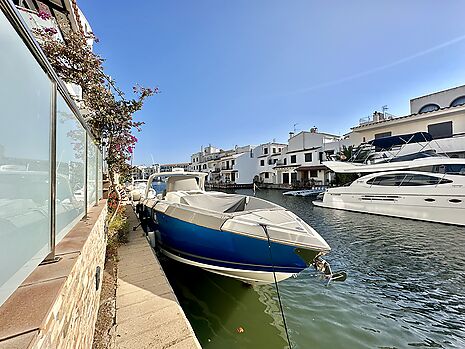 Lujosa casa con amarre antes de los puentes en Empuriabrava