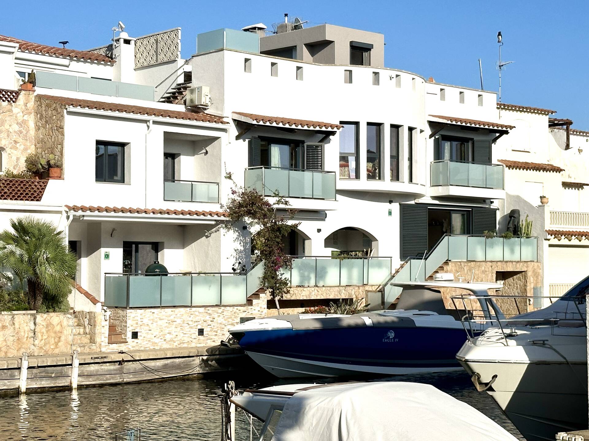 Lujosa casa con amarre antes de los puentes en Empuriabrava