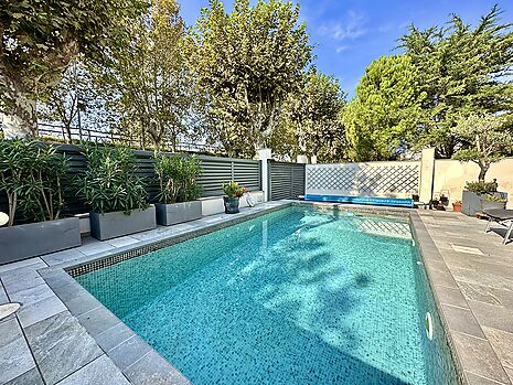 Magnifique villa moderne avec piscine à vendre à Empuriabrava avec licence touristique