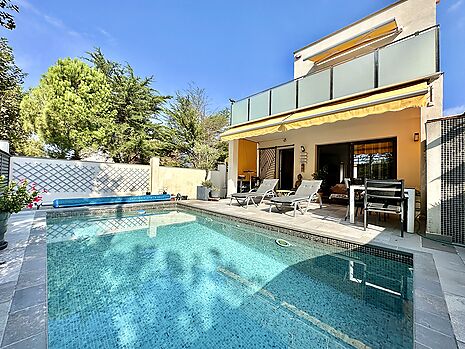 Casa moderna con piscina en venta en Empuriabrava