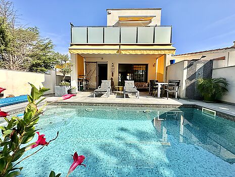 Casa moderna con piscina en venta en Empuriabrava
