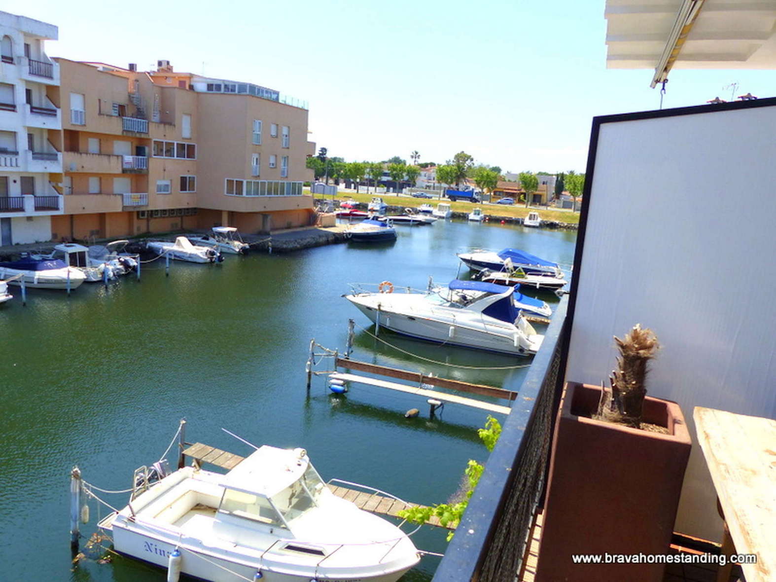 SUPERB APARTMENT WITH NICE VIEW OVER THE CANAL FOR SALES IN EMPURIABRAVA