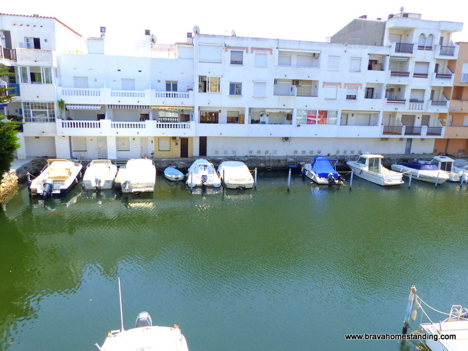 SUPERB APARTMENT WITH NICE VIEW OVER THE CANAL FOR SALES IN EMPURIABRAVA