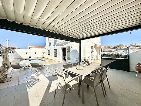 Beautiful villa with pool and garage for sale in Empuriabrava