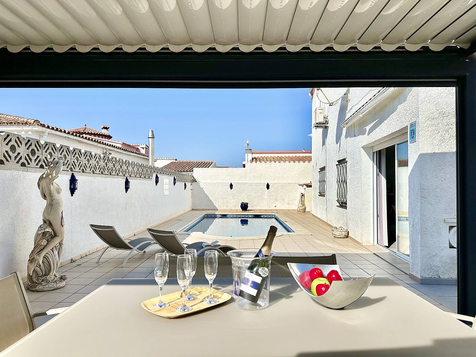 Preciosa casa con piscina y garaje en venta en Empuriabrava