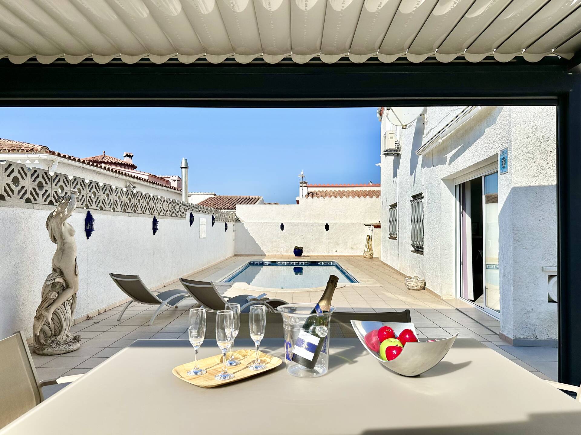 Preciosa casa con piscina y garaje en venta en Empuriabrava