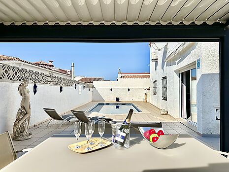 Preciosa casa con piscina y garaje en venta en Empuriabrava