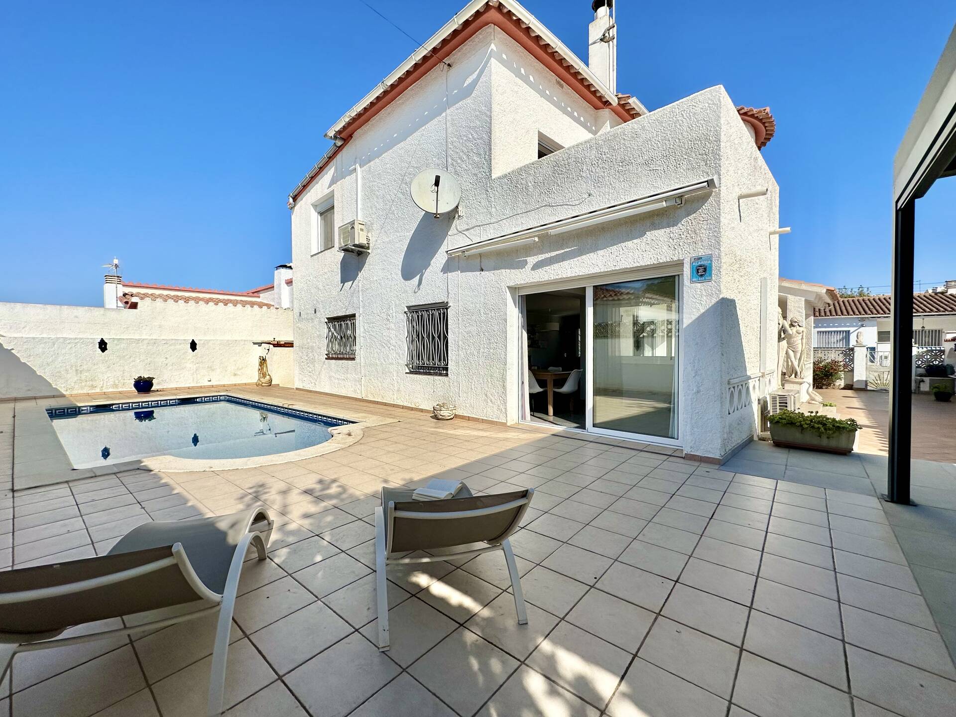 Beautiful villa with pool and garage for sale in Empuriabrava