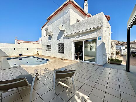 Preciosa casa con piscina y garaje en venta en Empuriabrava