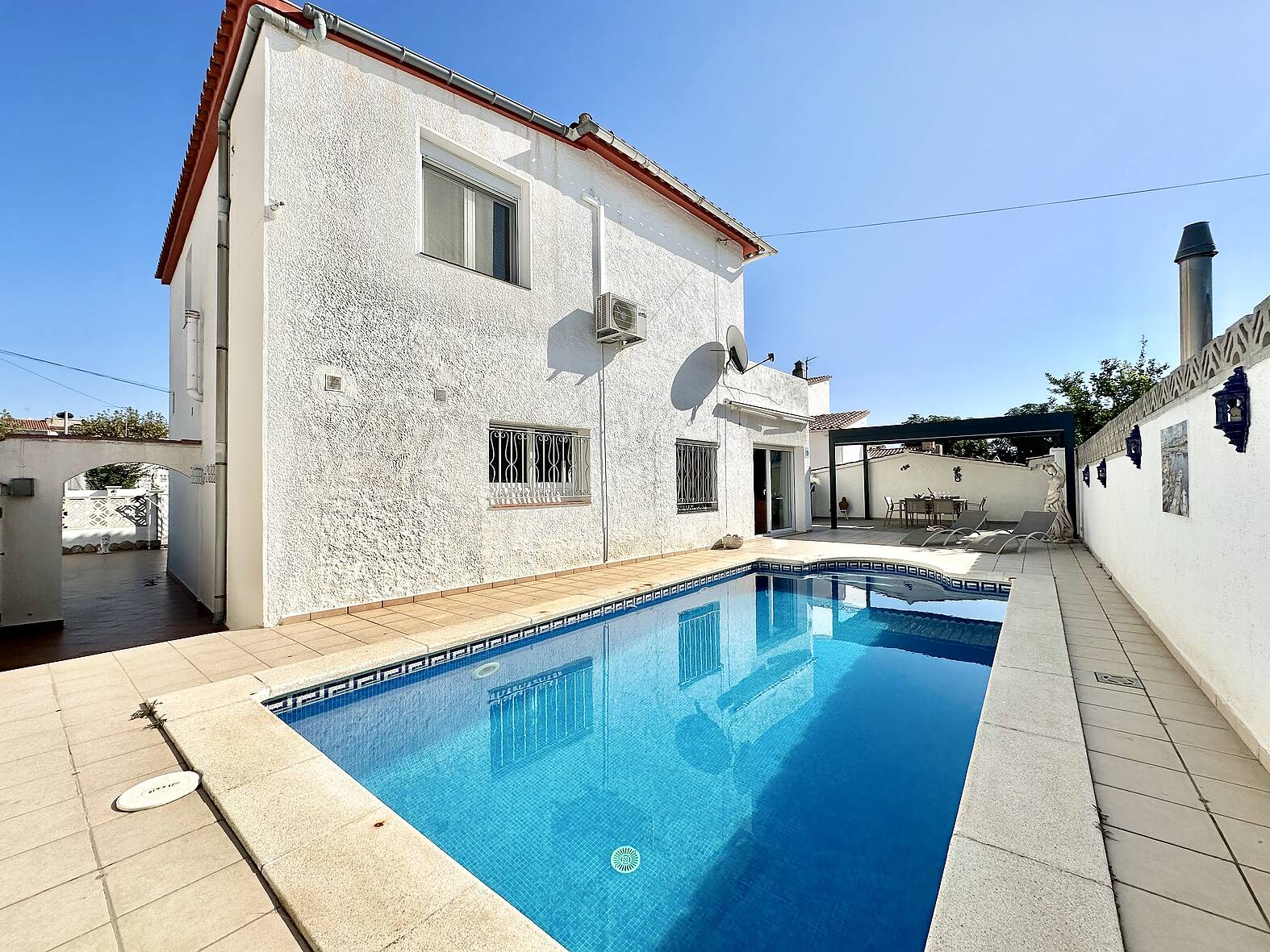 Beautiful villa with pool and garage for sale in Empuriabrava