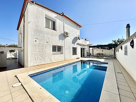 Preciosa casa con piscina y garaje en venta en Empuriabrava