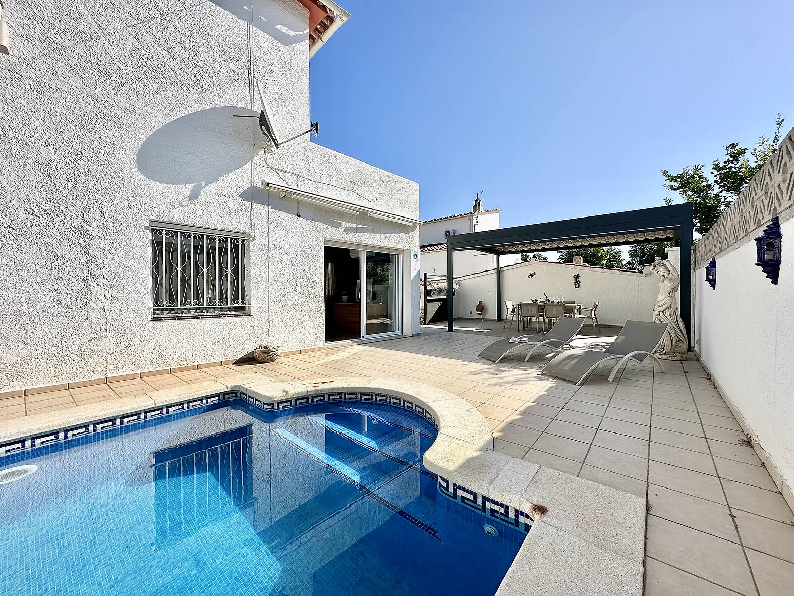 Beautiful villa with pool and garage for sale in Empuriabrava