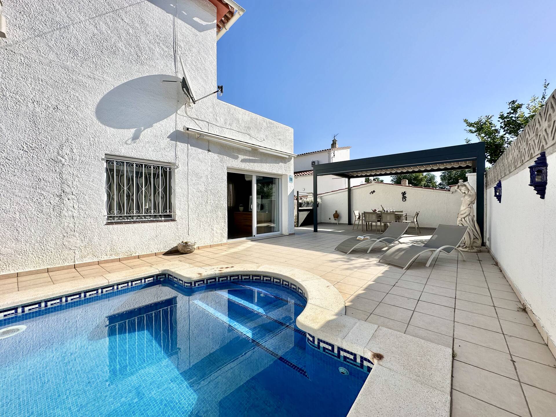 Preciosa villa con piscina y garaje en venta en Empuriabrava