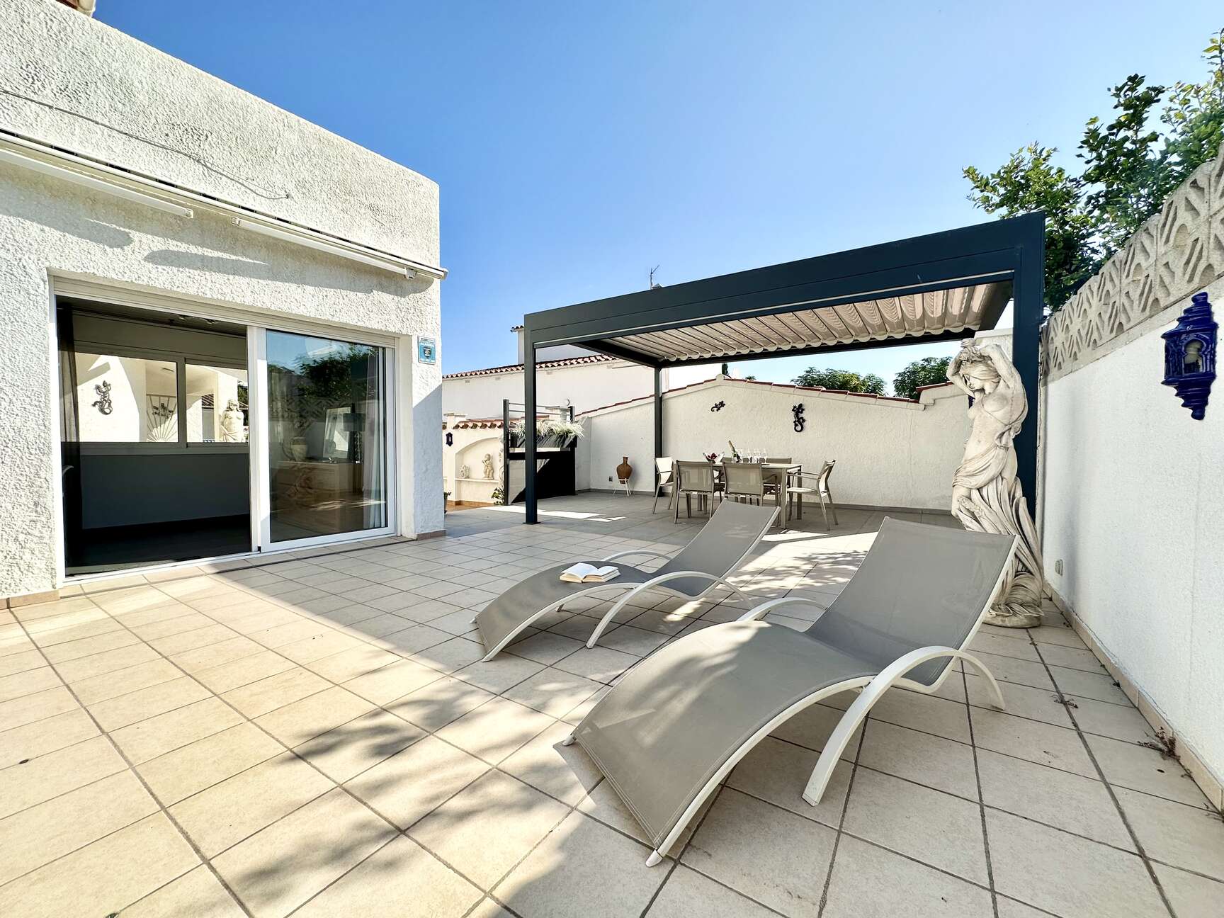 Beautiful villa with pool and garage for sale in Empuriabrava