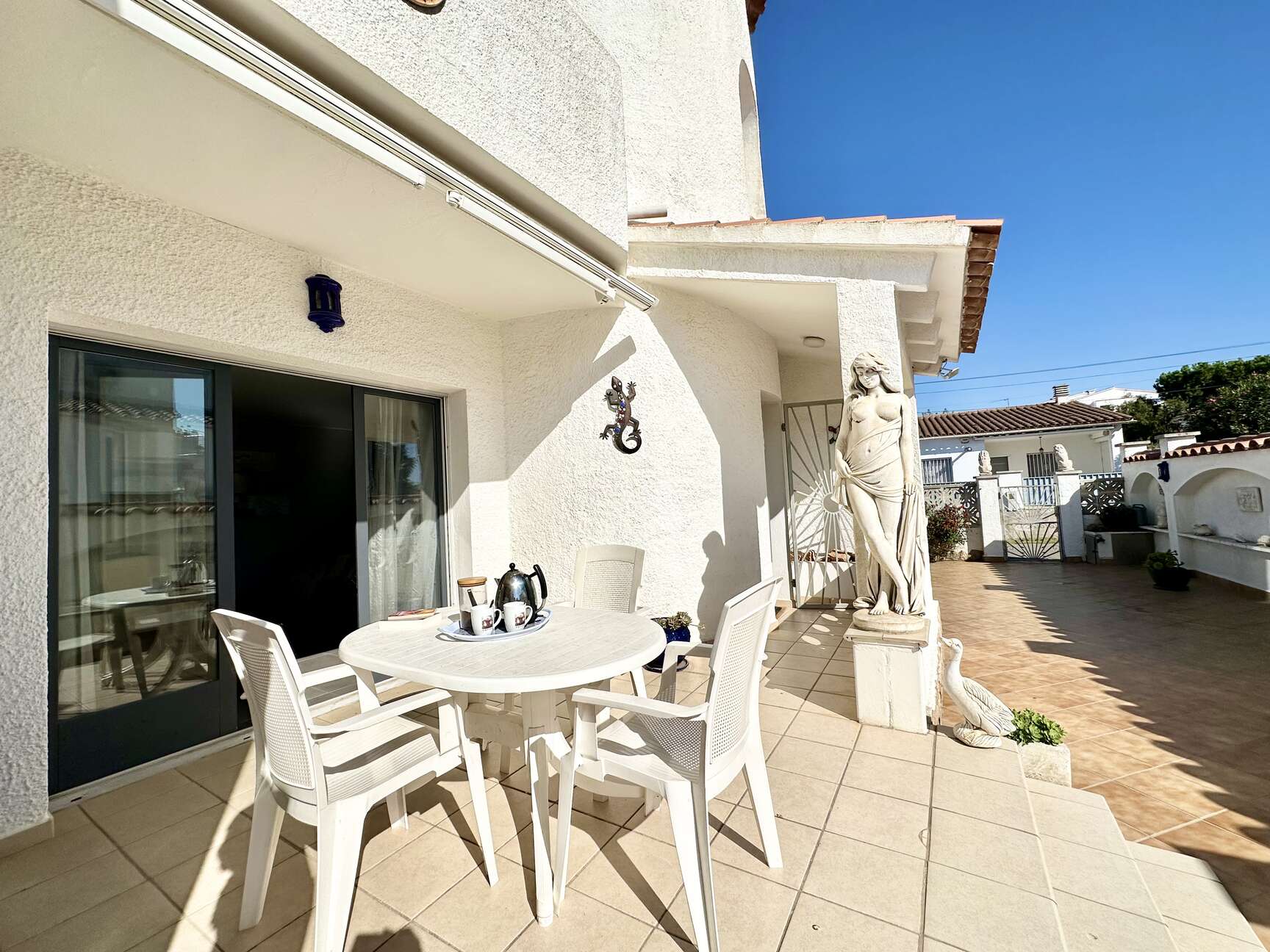 Beautiful villa with pool and garage for sale in Empuriabrava