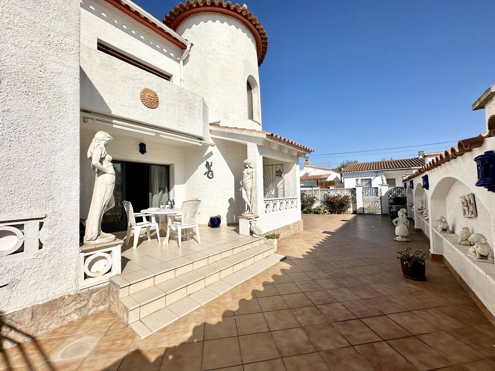 Schöne Villa mit Pool und Garage zum Verkauf in Empuriabrava