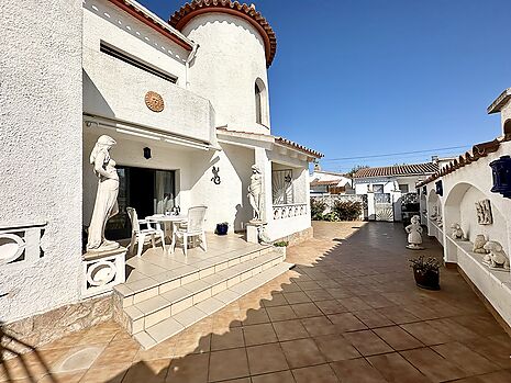 Beautiful villa with pool and garage for sale in Empuriabrava