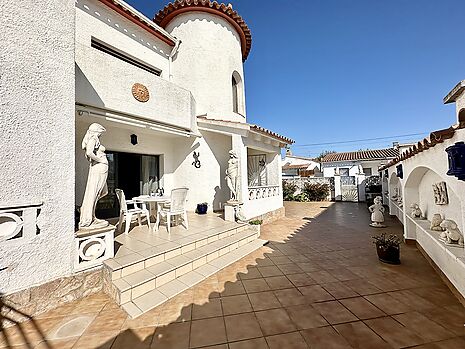 Beautiful villa with pool and garage for sale in Empuriabrava