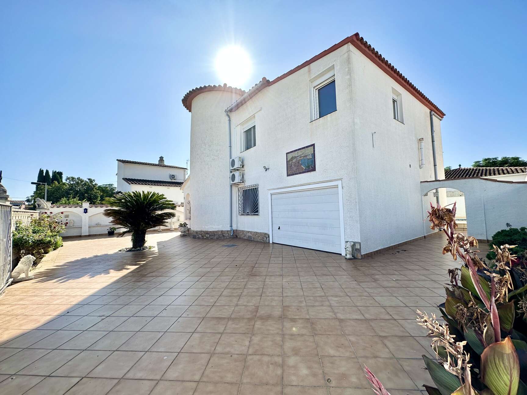 Beautiful villa with pool and garage for sale in Empuriabrava