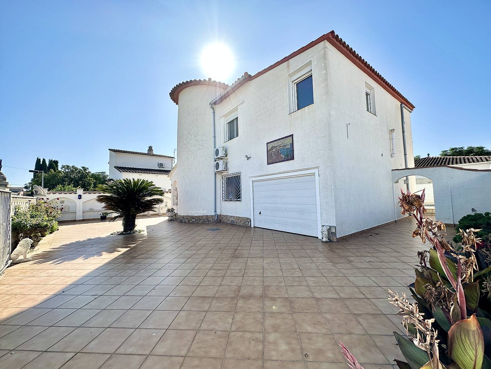 Beautiful villa with pool and garage for sale in Empuriabrava