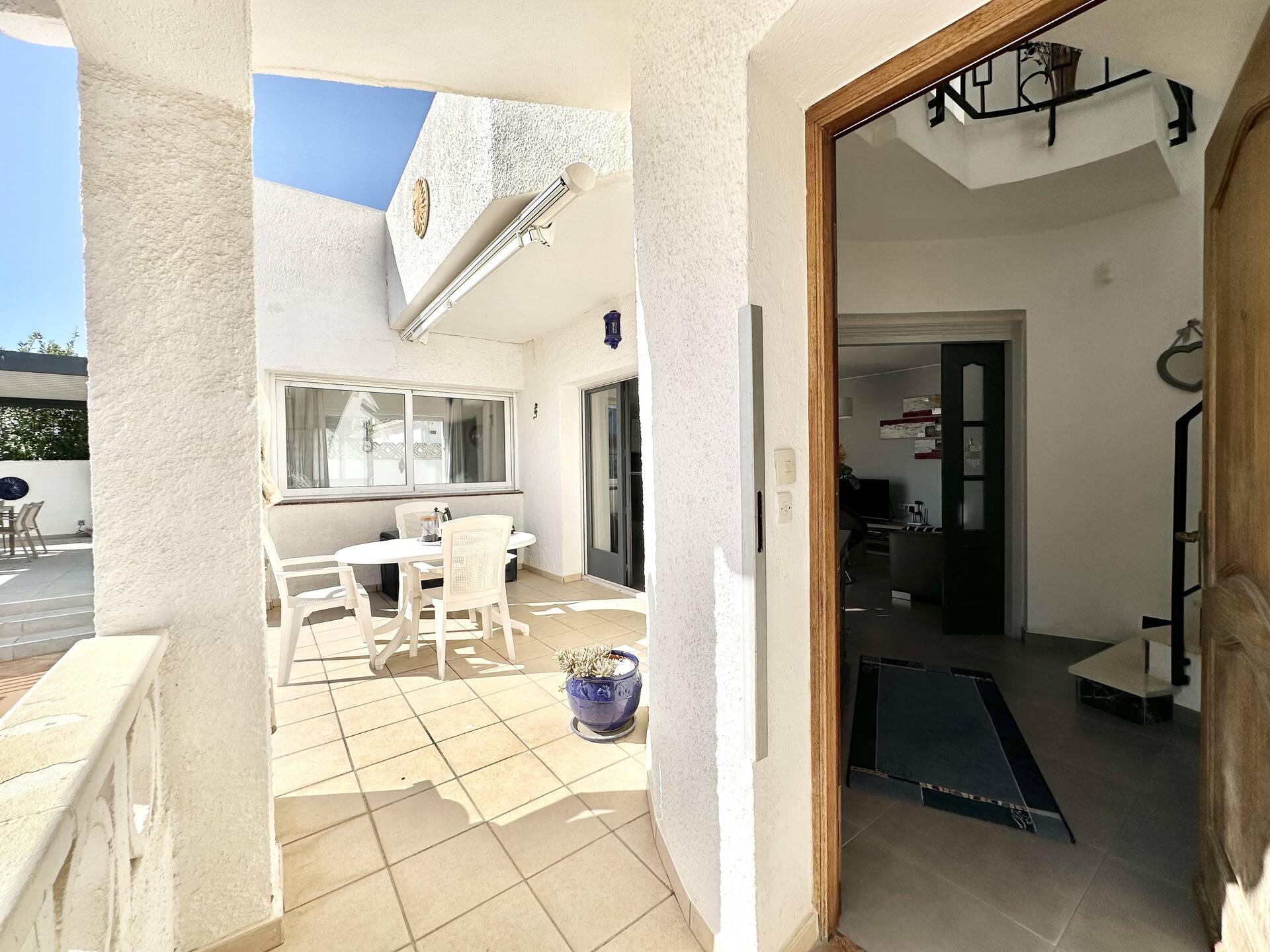 Beautiful villa with pool and garage for sale in Empuriabrava