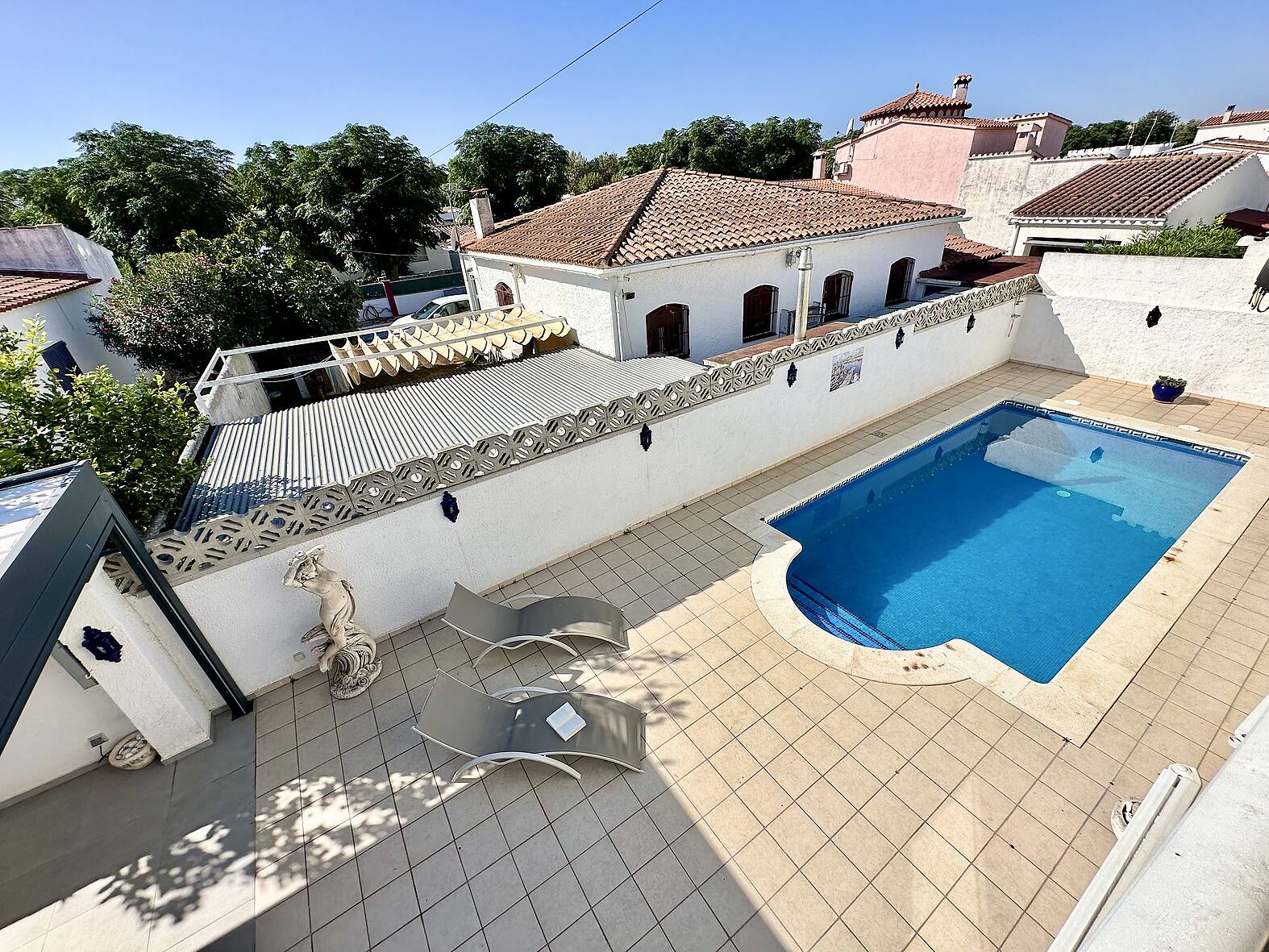 Beautiful villa with pool and garage for sale in Empuriabrava