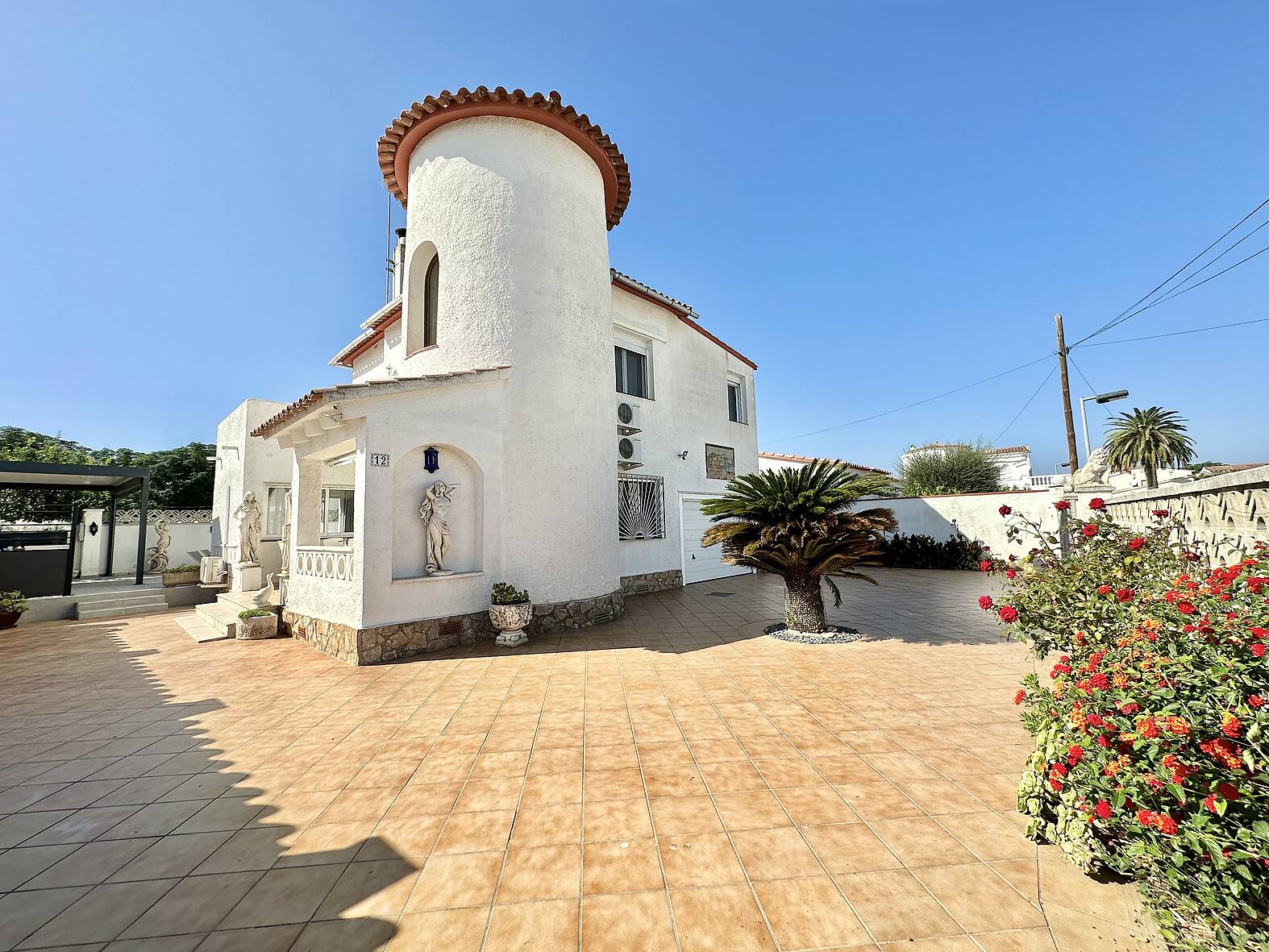 Schöne Villa mit Pool und Garage zum Verkauf in Empuriabrava