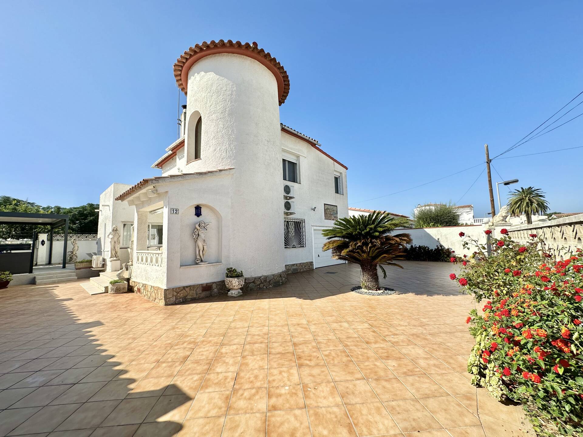 Preciosa casa con piscina y garaje en venta en Empuriabrava