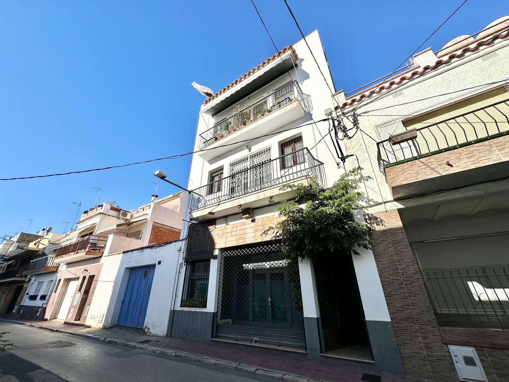 Building with commercial premises and 2 apartments for sale in Rosas