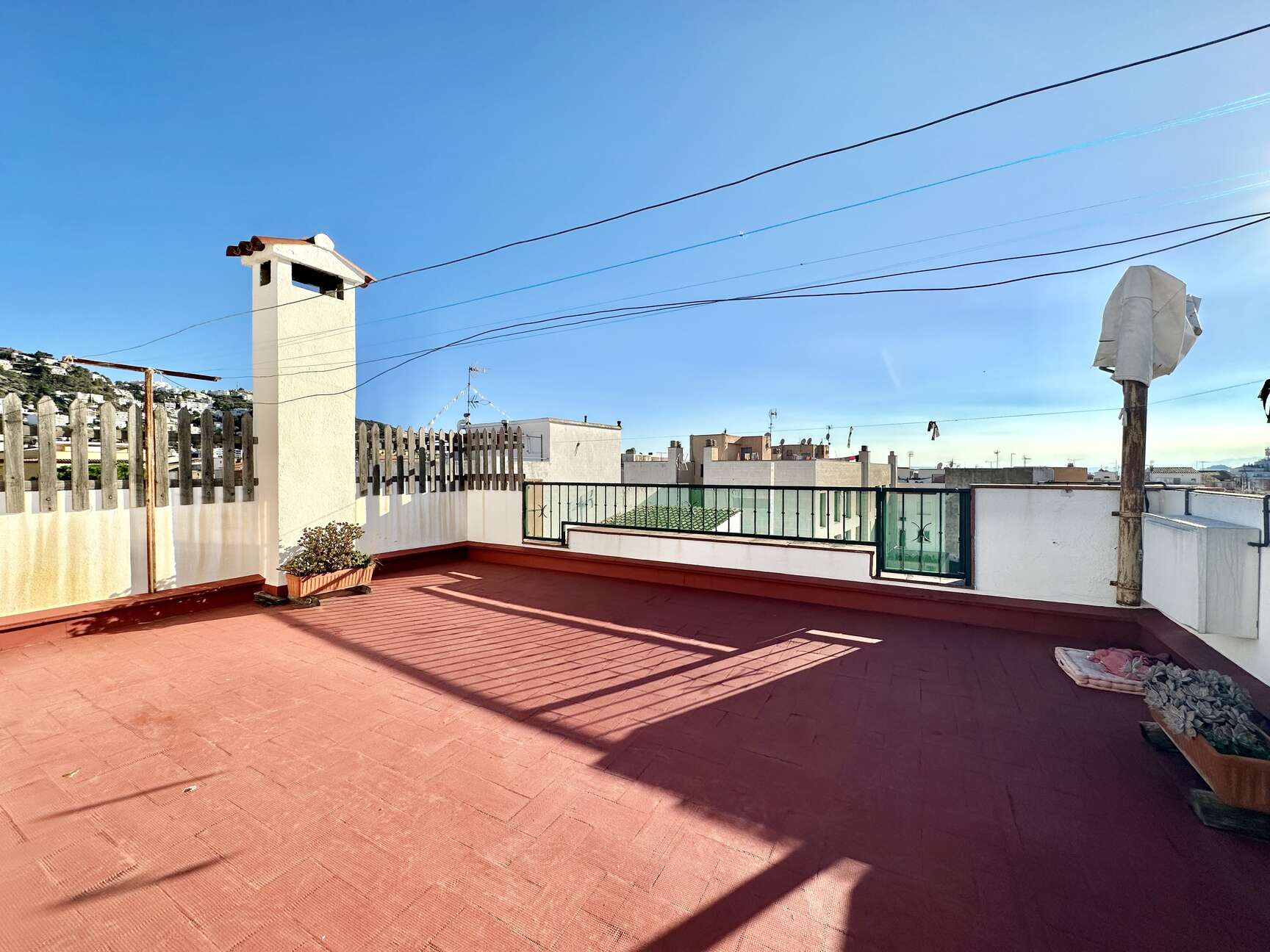 Edificio con locales comerciales y 2 apartamentos en venta en Rosas