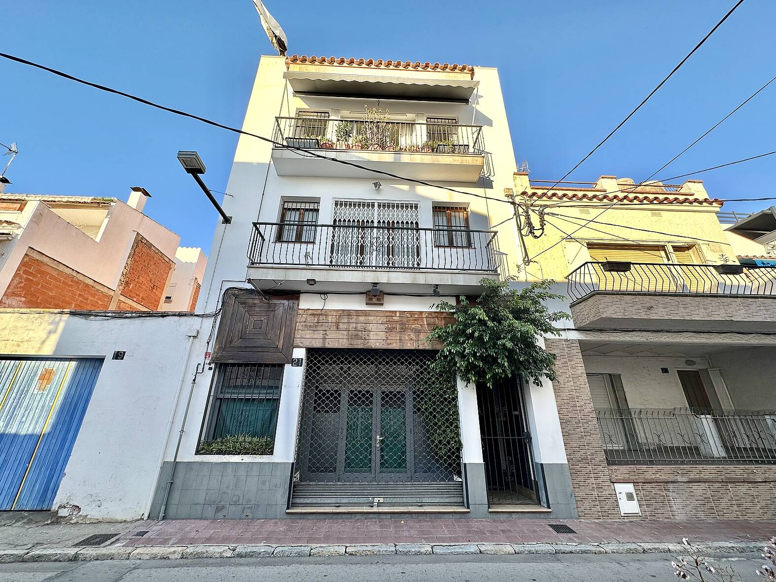 Edificio con locales comerciales y 2 apartamentos en venta en Rosas