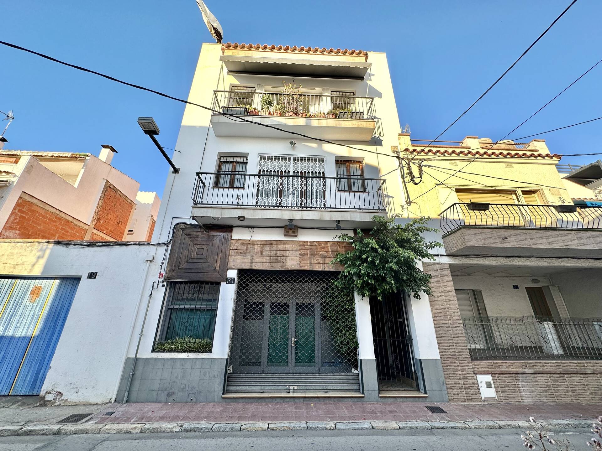 Building with commercial premises and 2 apartments for sale in Rosas