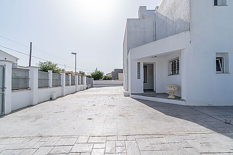 Beautiful house with large corner plot for sale in Empuriabrava