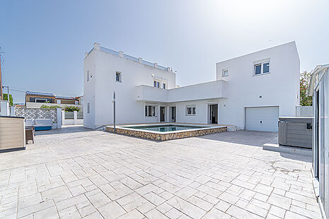 Preciosa casa con gran terreno esquinero en venta en Empuriabrava