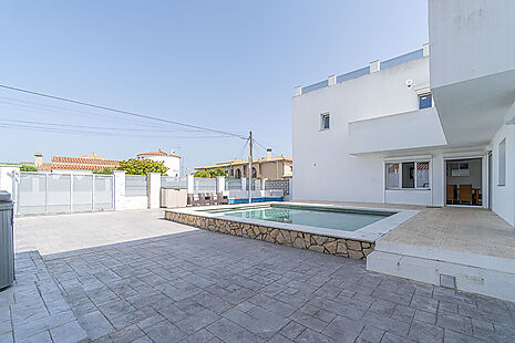 Beautiful house with large corner plot for sale in Empuriabrava