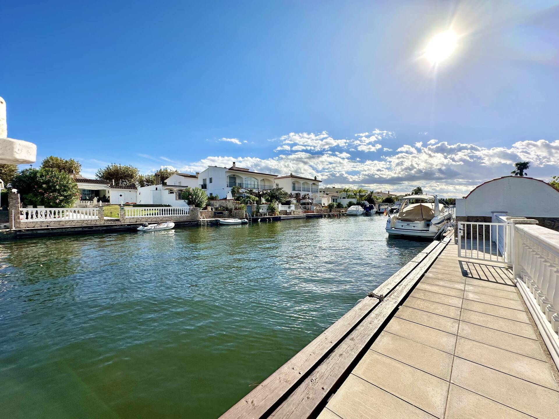 Bonita casa al canal ancho con amarre de 12,50m en venta en Empuriabrava