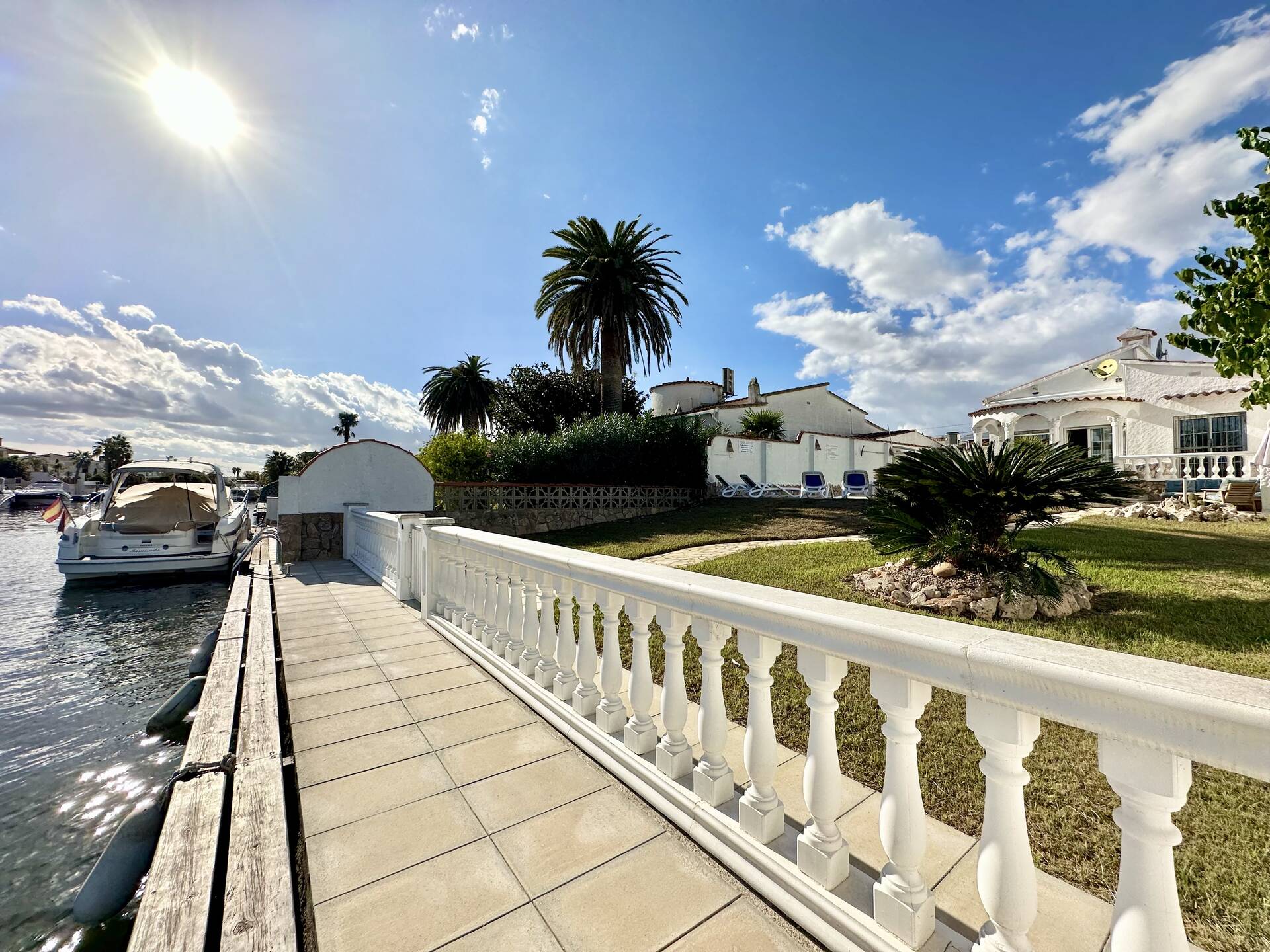 Bonica casa al canal ample amb amarratge de 12,50m en venda a Empuriabrava