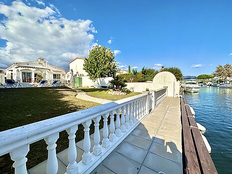 Bonica casa al canal ample amb amarratge de 12,50m en venda a Empuriabrava