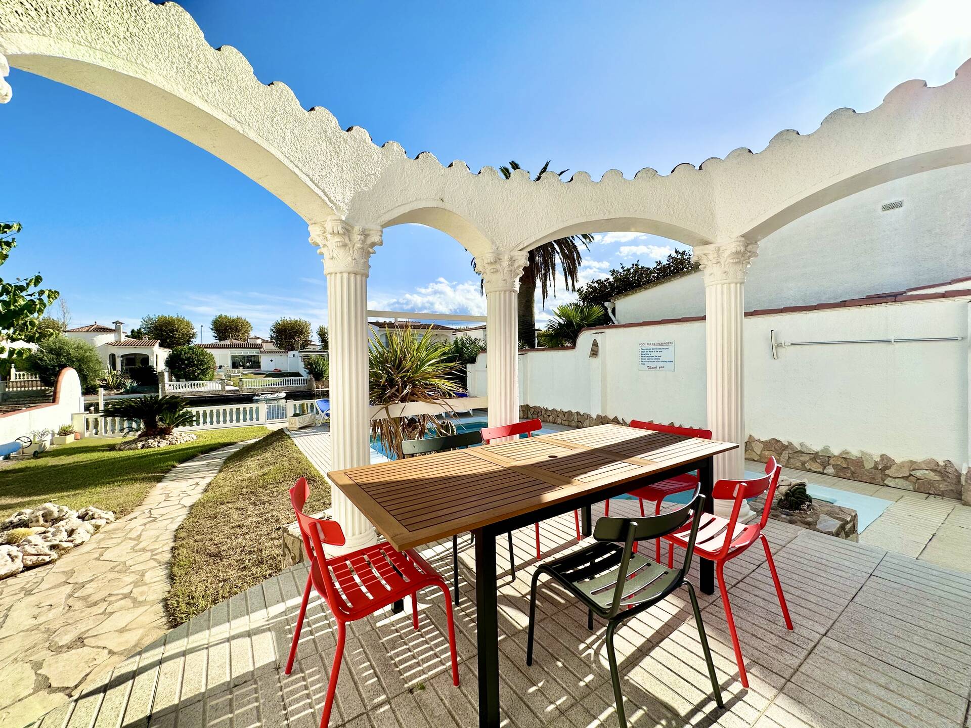 Bonita casa al canal ancho con amarre de 12,50m en venta en Empuriabrava