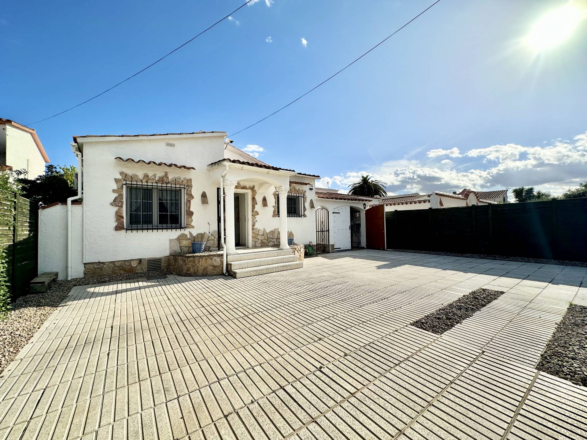 Belle maison au canal large avec amarre de 12,50m à vendre à Empuriabrava