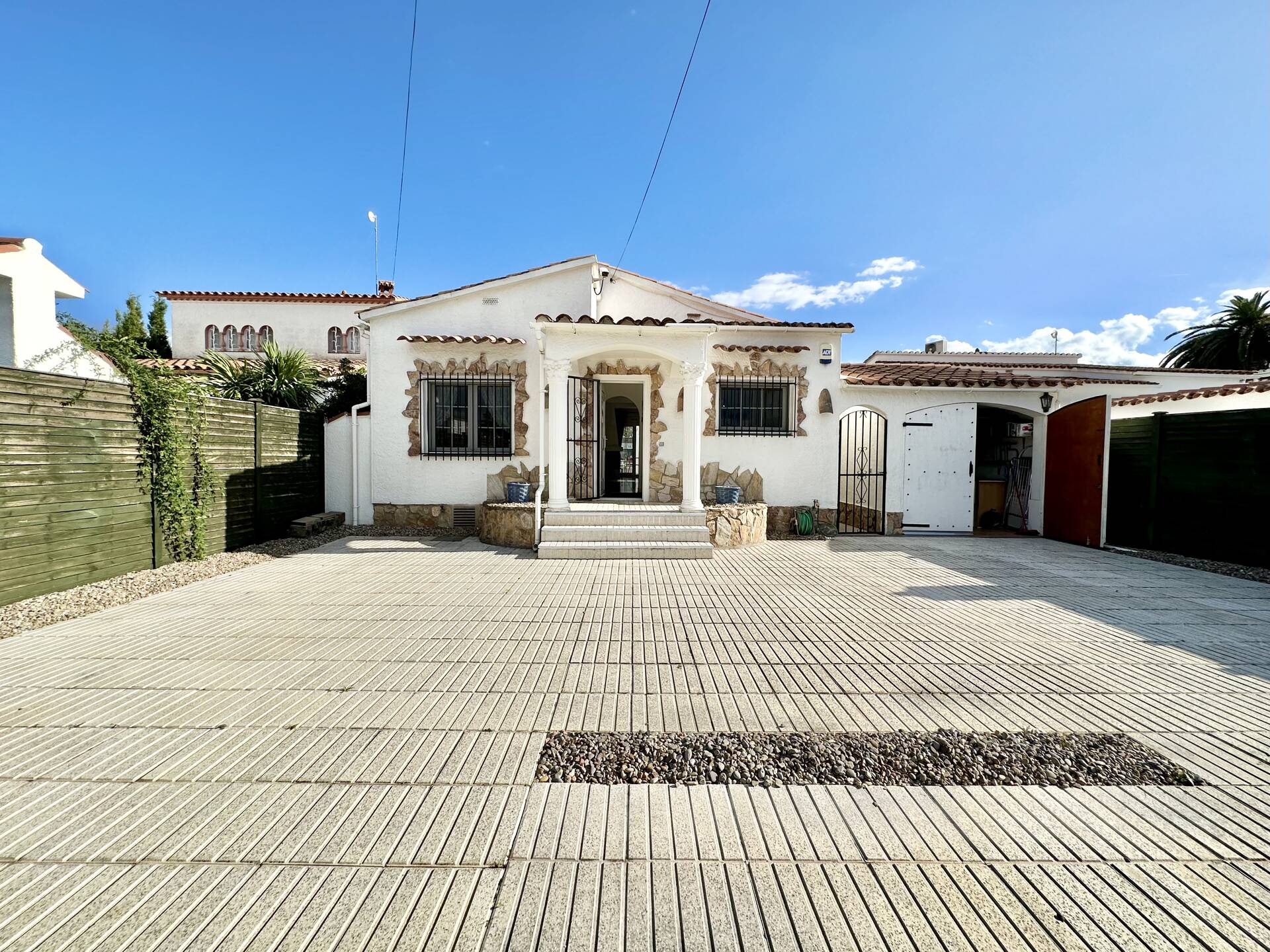 Belle maison au canal large avec amarre de 12,50m à vendre à Empuriabrava