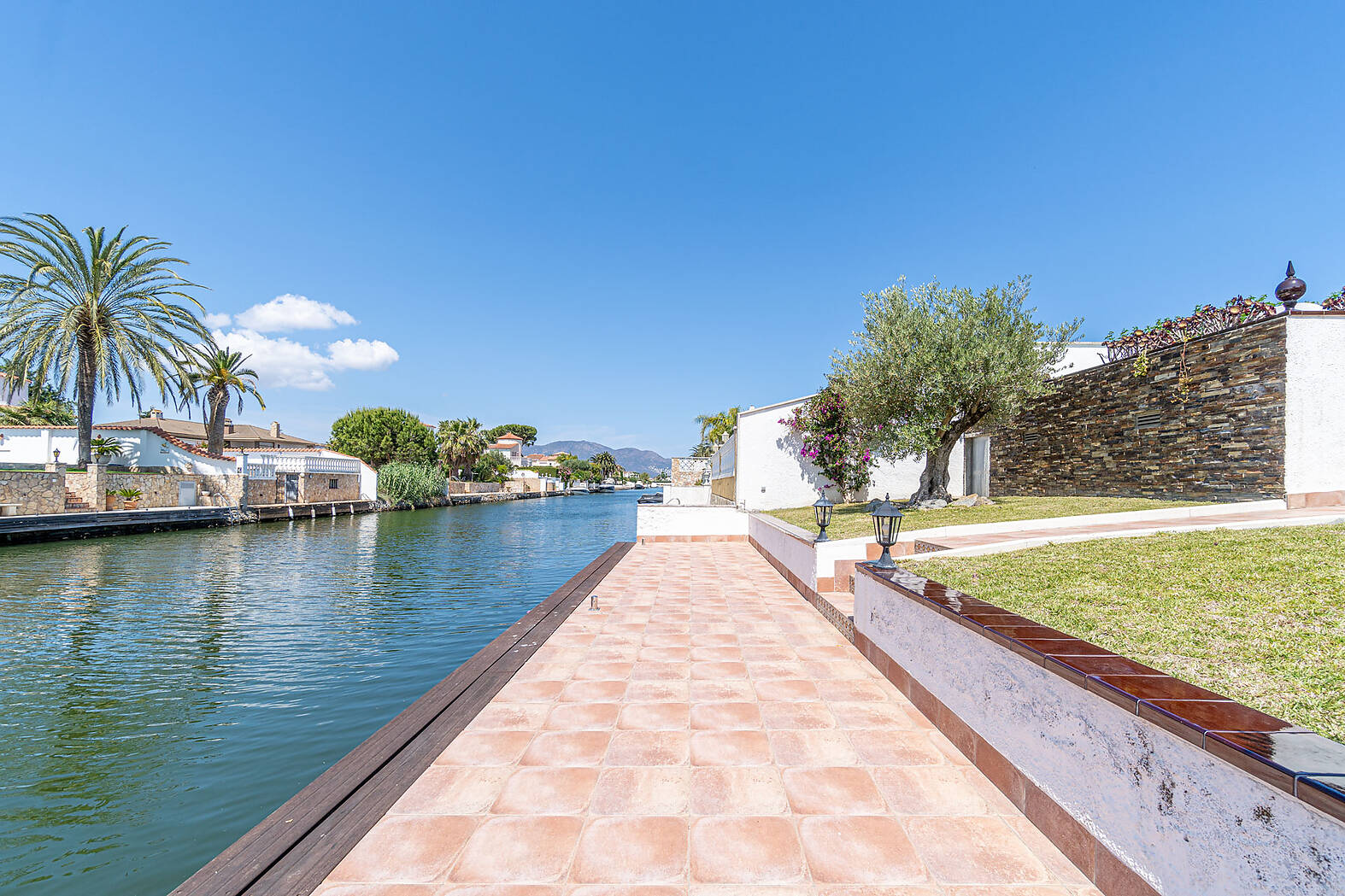 Preciosa casa con piscina y amarre en Empuriabrava