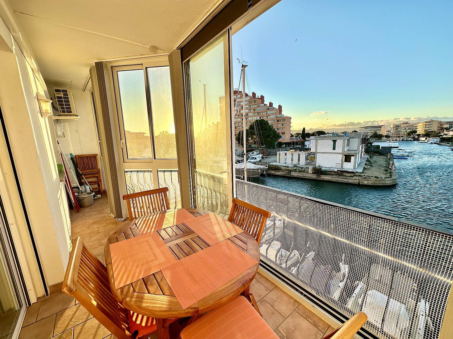 Superbe appartement avec vue canal proche de la plage de Santa Margarita