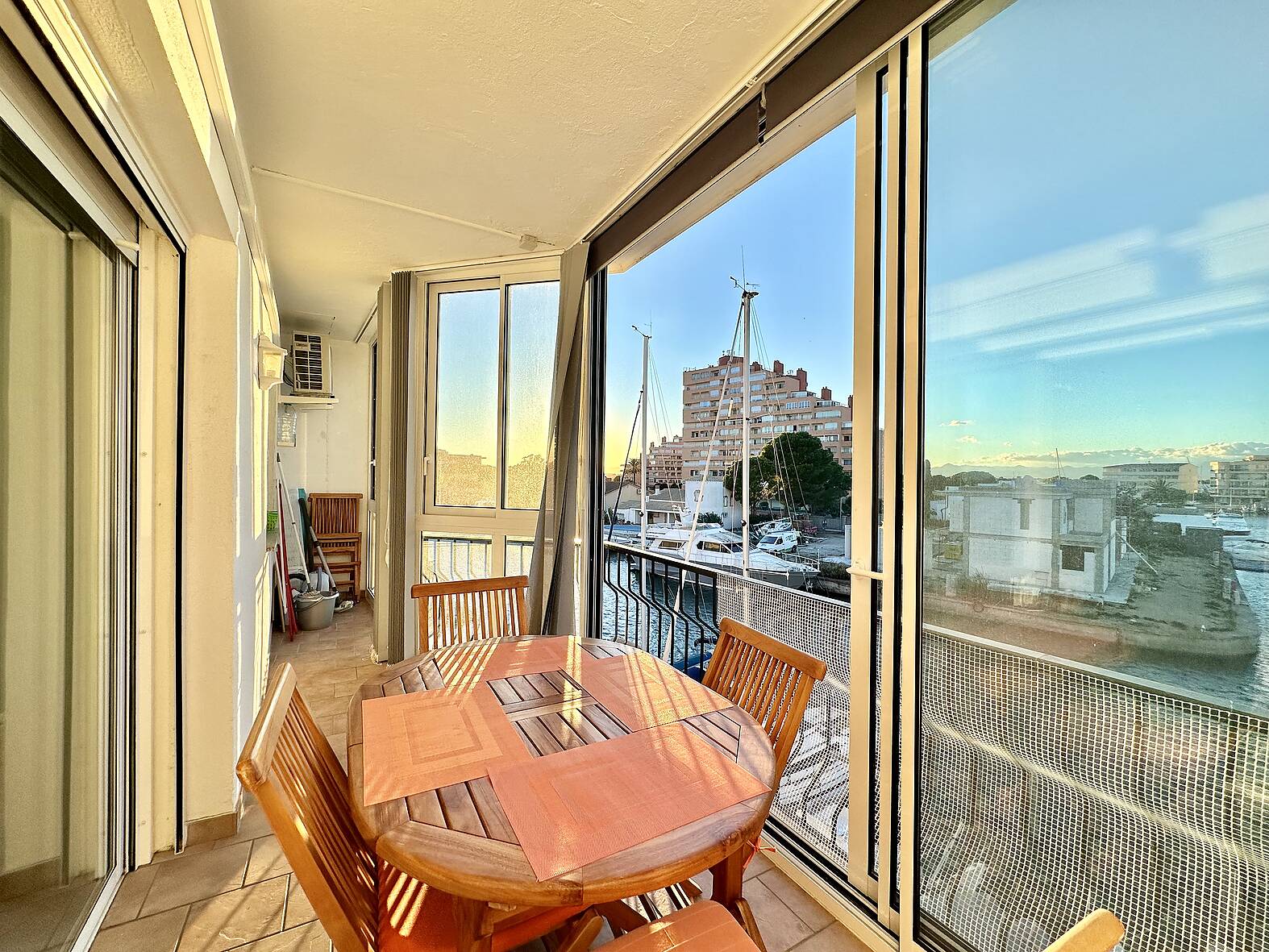 Superbe appartement avec vue canal proche de la plage de Santa Margarita