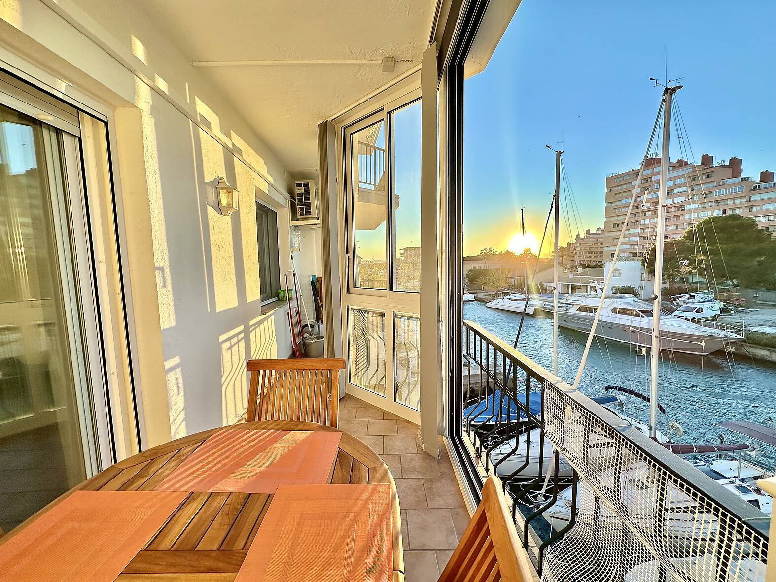 Superb apartment with view of the canal, close to the beach of Santa Margarita